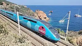 Rame Ouigo se rapprochant de la gare d'Anthéor-Cap-Roux.