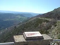 Panorama depuis la grande table d’orientation sur le col de Loubaresse (1 145 m) plus bas à gauche, le dernier kilomètre de l’ascension et le parc national des Cévennes au fond.
