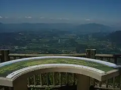 Belvédère à un kilomètre du sommet (Molard Noir), avec vue sur l’Avant-Pays savoyard et le Bugey.