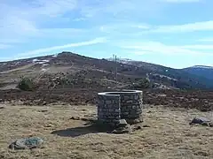 Table d’orientation de Roche Courbe (1 433 m) et vue sur les sommets de Peyre-Mayou et Pierre-sur-Haute.