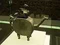 Verseuse he pour ablutions d'eau, anse et bec en forme de dragon, surmontée d'un oiseau, période moyenne ou finale des Zhou de l'Ouest, Musée d'Histoire du Shaanxi.