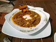 Œufs pochés avec chardon d'Espagne en ragoût.