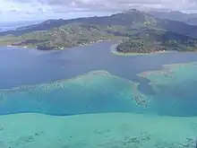 Photographie en couleurs, représentant une île.