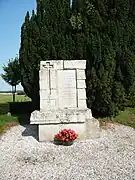 Hommage face à l'entrée du château.