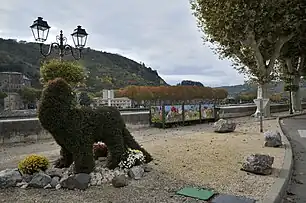 Vue sur Tournon depuis le quai.