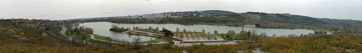 Vue panoramique du lac Kir depuis Talant