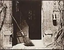 Henry Fox TalbotLa porte ouverte, 1843. Tirage sur papier salé à partir d'un négatif calotype