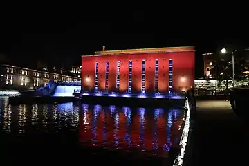 La centrale électrique dans la lumière du soir.
