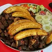 Avec du porc et des bananes frites.