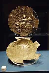 Miroir en forme de coquille, en argent doré, avec une néréide portée par un Céto. Tarente, IIIe&nbsp;siècle&nbsp;av. J.-C.