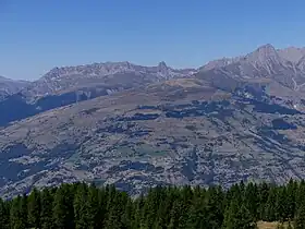 Le dôme de Vaugelaz avec derrière lui la Pierra Menta encadrée par la Grande Paréi à gauche et le Roignais à droite depuis Peisey-Vallandry de l'autre côté de la vallée de la Tarentaise au sud-est.