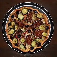 Tarte aux légumes: oignon, courgette, tomate, aubergine et poivron.