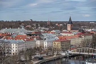 Tartu vue du centre d'affaires de l'Emajõgi.