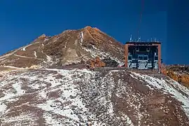 Terminal de téléphérique près d'un cratère conique.