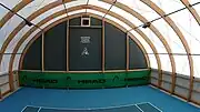 Le court couvert à proximité des deux courts découverts.