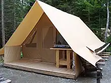 "Prêt-à-camper" offert en tente Huttopia au camping Rivière-aux-bluets.