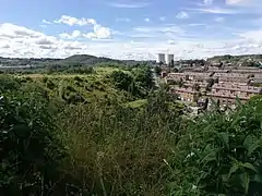 Vue panoramique et les deux tours de refroidissement de la centrale électrique d'Amercœur.