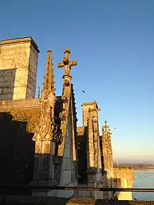 Photographie présentant les épis de faîtage en pierre des lucarnes.