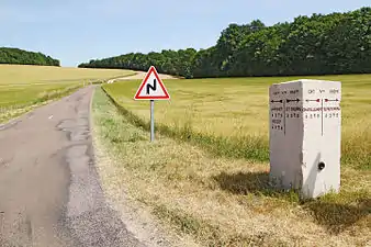 Ancienne borne vicinale sur la D 102.