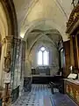 Chœur, vue vers le nord dans la chapelle latérale.