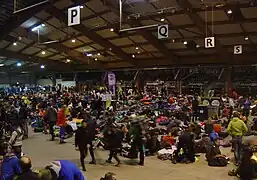 Attente des coureurs au parc des expositions de Saint-Etienne sur la Saintélyon 2013.