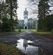 Le château abandonné et maintenant démoli de Noisy, situé dans une forêt de la commune.