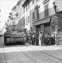 Un char Sherman entre à Florence, le 4 août 1944.