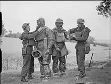 Soldats s'entraînant a revêtir des tenues de protection chimique