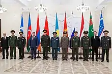 Onze hommes alignés debout face à l'objectif, la plupart en uniforme.