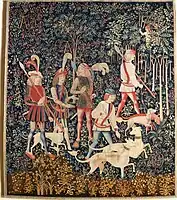 Les chasseurs entrent dans le bois.