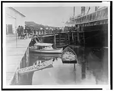 Le George W. Elder à quai, peut-être à Sitka.