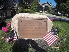Plaque en mémoire de l'assassinat de William McKinley sur l'emplacement actuel du bâtiment.