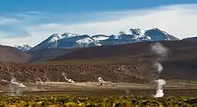 Vue du Linzor depuis le champ de geysers d'El Tatio, au Chili.