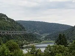 La cluse de Nantua au niveau du lac de Sylans dominé par le viaduc de l'autoroute A40.
