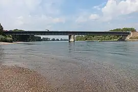 Partie centrale (pont fluvial) depuis la rive ouest