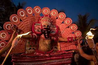 Theyyam au temple Mandothum Kavu de Kadachira (en).