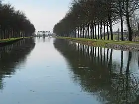 Ancienne section du Canal du Centre et, à l'horizon, l'ascenseur no 4 de Thieu.
