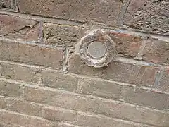 Un repère de nivellement rond, situé sur la commune de Thieux (Oise).