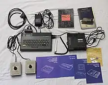 Thomson MO5 : principaux périphériques et livres.