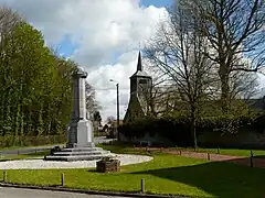 Le monument aux morts, l'église et l'arbre de la liberté