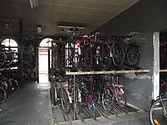 Abri à vélos dans la gare.