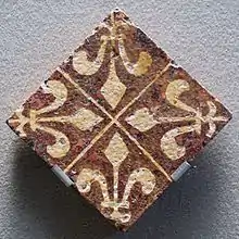 Carreau de pavement à quatre fleurs de lys. Musée du Louvre. XVe siècle