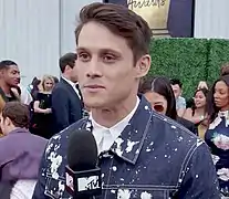 Timothy Granaderos interprète Montgomery de la Cruz