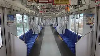 Intérieur avec des sièges longitudinaux.