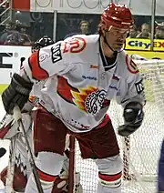 Photographie de Todd Elik avec un maillot blanc