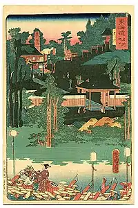 Scènes d'extérieur de simples structures, feuillage luxuriant et un lac.