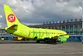 Boeing 737-400 de S7 Airlines à l'aéroport Tolmatchevo.