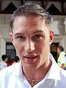 Homme blanc aux bruns.