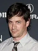 Tom Everett Scott interprète le sergent Charles Garnett.