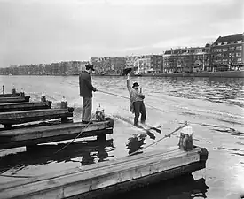 Tom Manders faisant du ski nautique sur l'Amstel en 1955. Wim van Rossem/Anefo